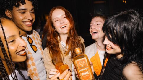 Jägermeister Orange Lifestyle Personengruppe feiert