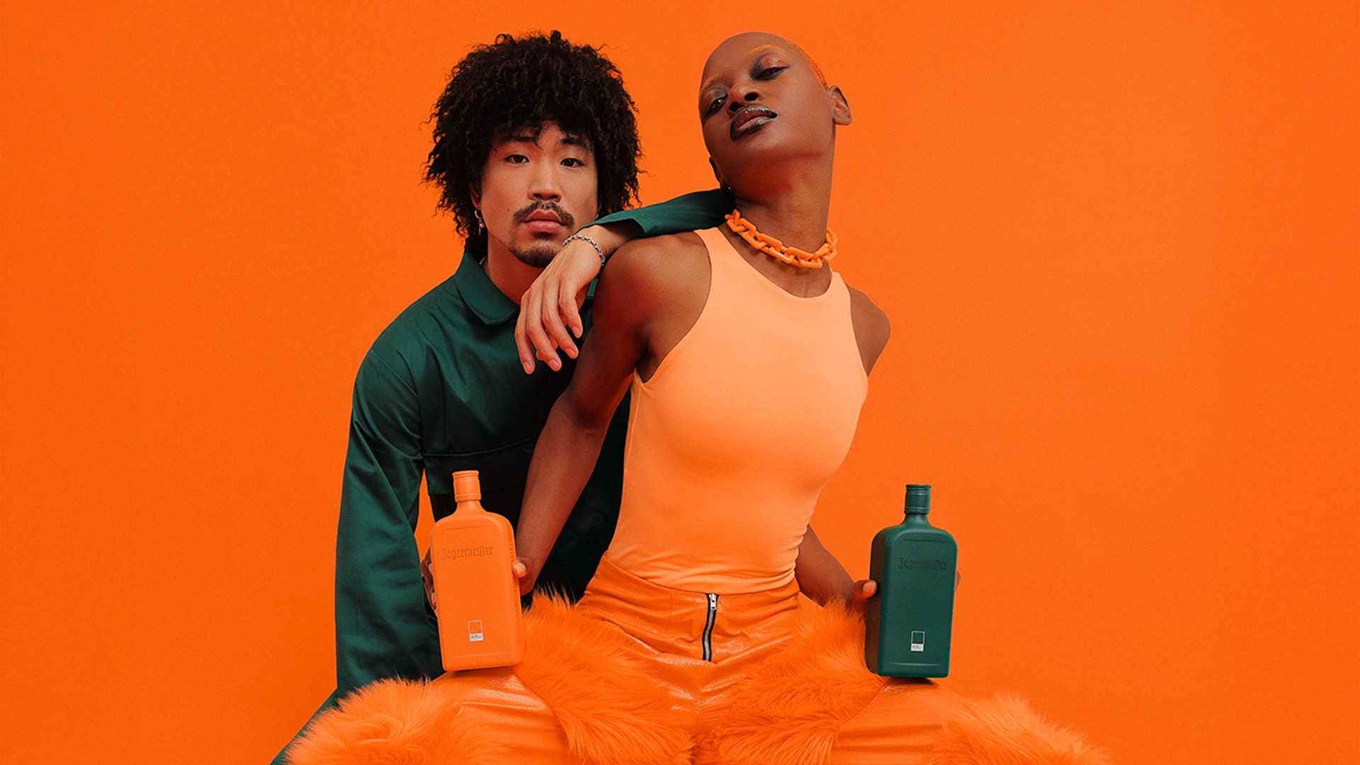 Produkt Herbal Green und Culture Orange mit Mann und Frau