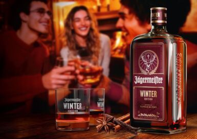 Falsch Jägermeister Winter Edition mit einem Glas und Personen