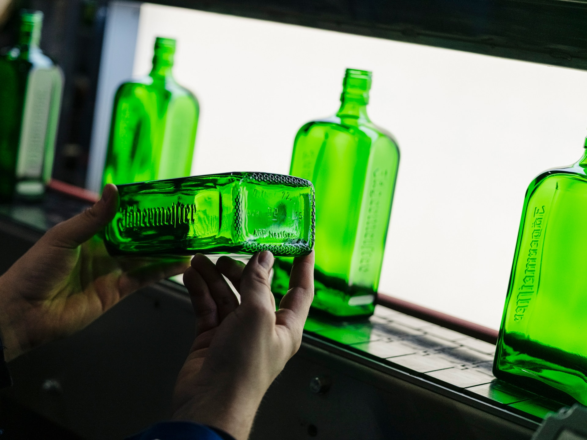 Jägermeister aus Grünglas mit der sogenannten NextGen Furnace Technologie